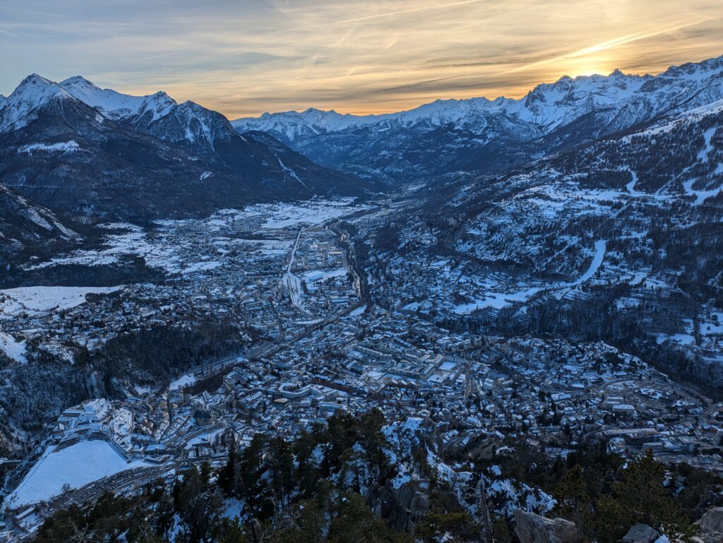 Vallée de Briançon en hiver Briançon-serre-chevalier-vallée-hiver-neige
